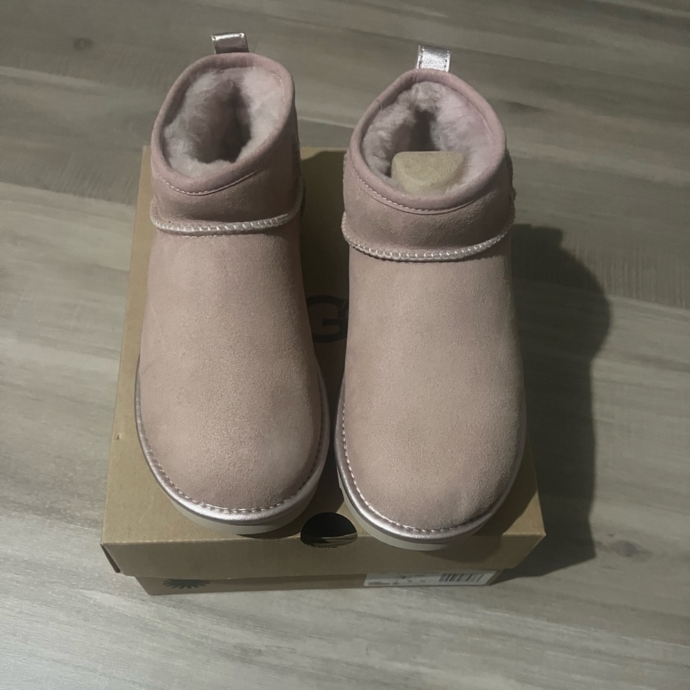 Women’s unused pink classic ultra mini shine size 7 with box